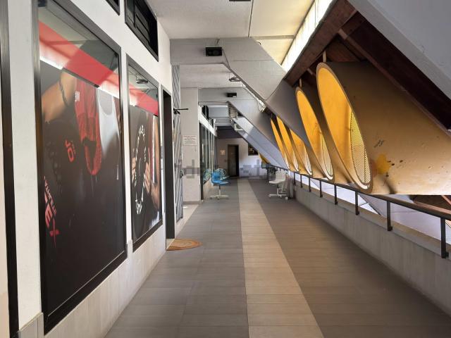 Locale Commerciale in vendita a Arese, Lombardia