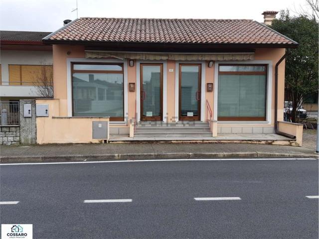 Locale Commerciale in vendita a Castions di Strada / Cjasteons di Strade, Udine / Udin / Videm