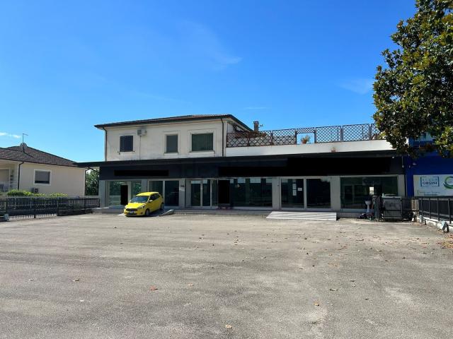 Locale Commerciale in vendita a Cassino, Lazio