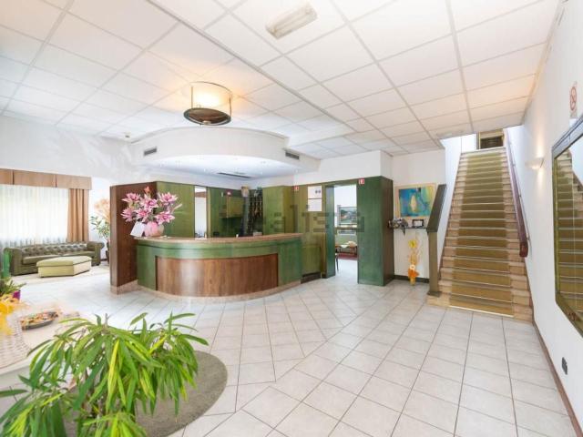 Locale Commerciale in vendita a Lido di Camaiore, Camaiore