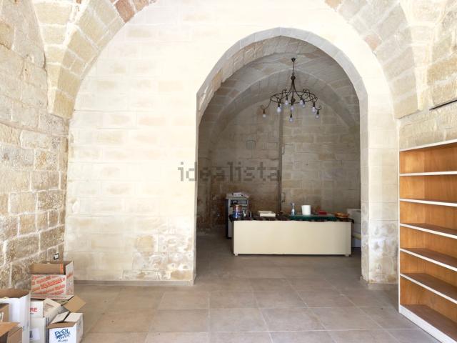 Locale Commerciale in vendita a Puglia, Lecce