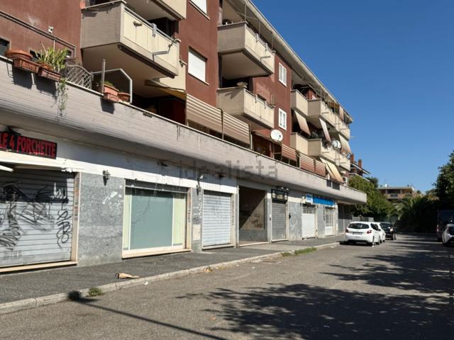 Locale Commerciale in vendita a Municipio Roma VII, Roma Capitale