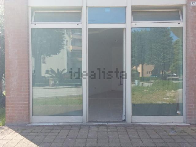 Locale Commerciale in vendita a Marche, Macerata