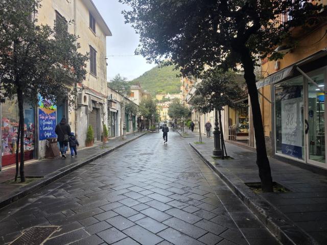 Locale Commerciale in vendita a Cava De' Tirreni, Campania
