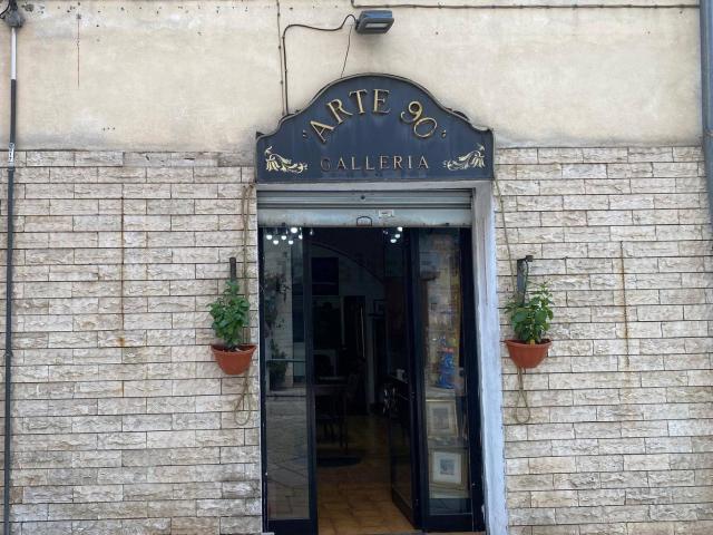 Locale Commerciale in vendita a Isernia, Molise