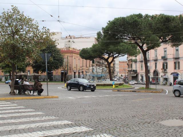 Locale Commerciale in vendita a Portici, Campania