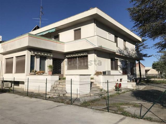 Locale Commerciale in vendita a Case UNRRA, Marche