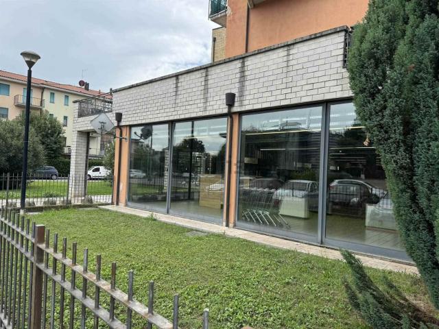 Locale Commerciale in vendita a Lallio, Lombardia