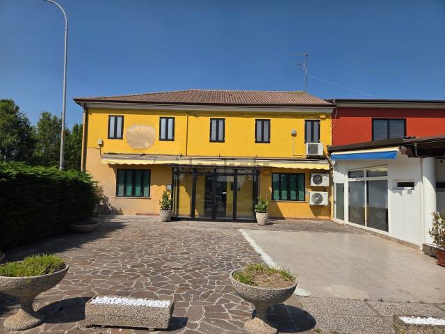 Locale Commerciale in vendita a Piove Di Sacco, Veneto