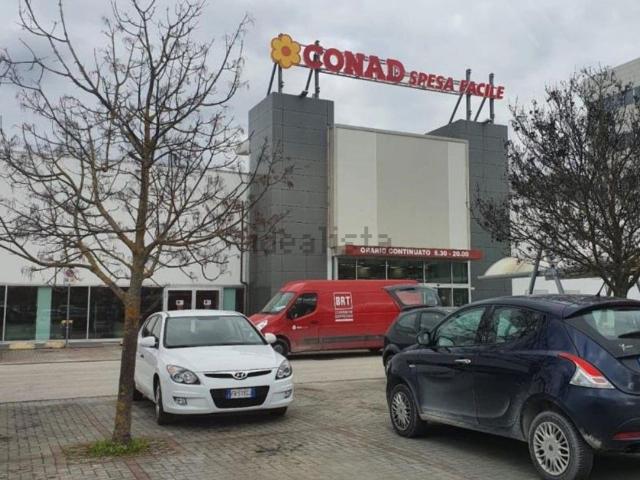 Locale Commerciale in vendita a Marche, Ancona