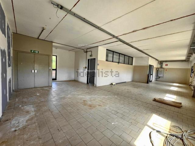 Locale Commerciale in vendita a Unione dei Comuni Circondario dell'Empolese Valdelsa, Castelfiorentino
