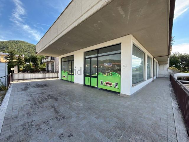 Locale Commerciale in vendita a Lisciano, Rieti