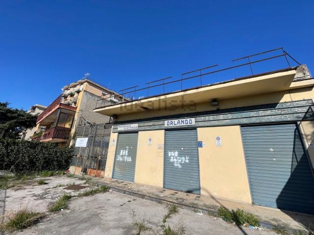 Locale Commerciale in vendita a Casavatore, Campania