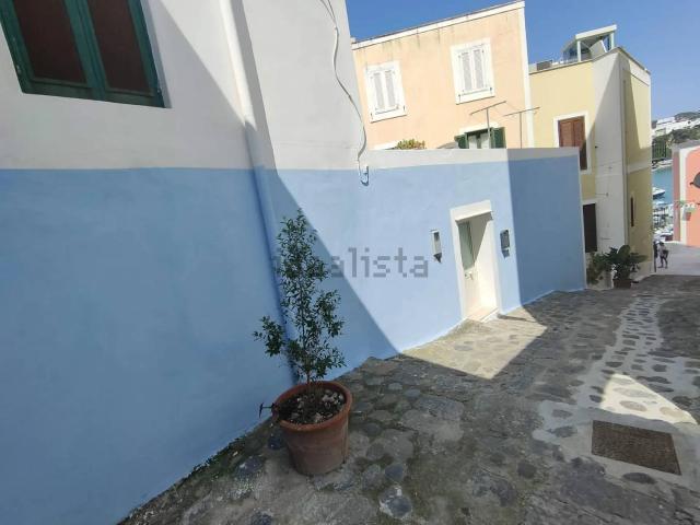 Locale Commerciale in vendita a Ponza, Lazio