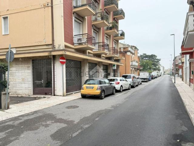 Locale Commerciale in vendita a Sud-Est, Brenzone