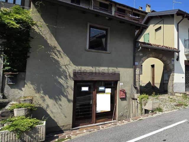 Locale Commerciale in vendita a Clusone, Lombardia