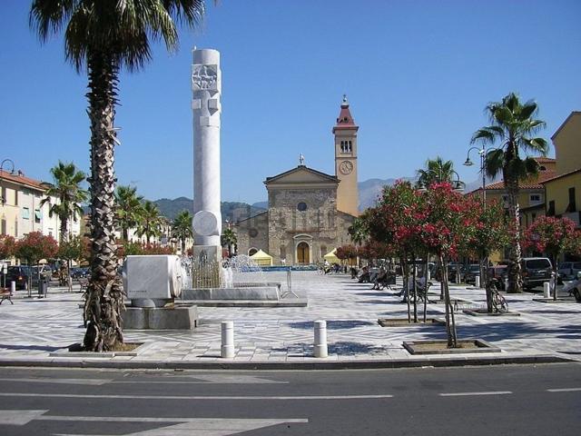 Locale Commerciale in vendita a Marina di Carrara, Carrara