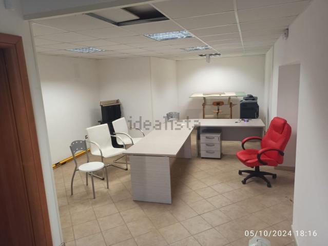 Locale Commerciale in vendita a Isernia, Molise