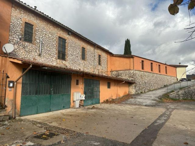 Locale Commerciale in vendita a Conservoni, Cenerente