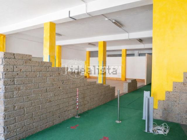 Locale Commerciale in vendita a Piano San Lazzaro, Marche