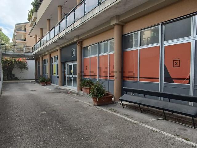 Locale Commerciale in vendita a San Clemente, Caserta