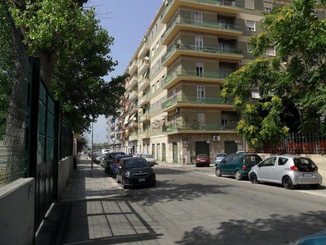 Locale Commerciale in vendita a Municipio 1, Puglia