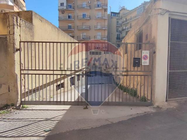 Locale Commerciale in vendita a Caltagirone, Sicilia