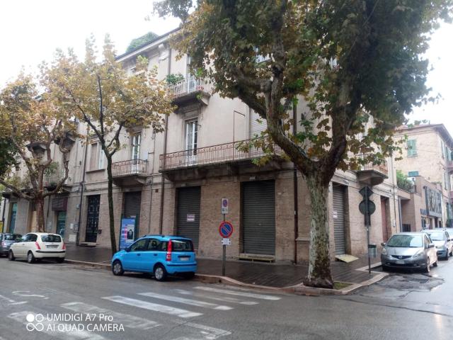 Locale Commerciale in vendita a Quartiere Trento e Trieste, Lanciano