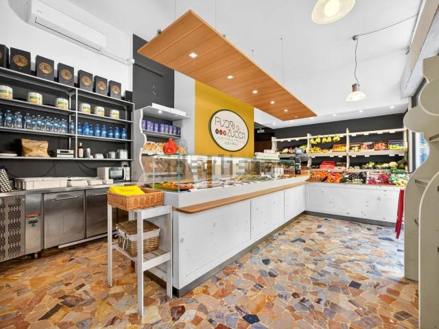 Locale Commerciale in vendita a Sant'Anna, Arese