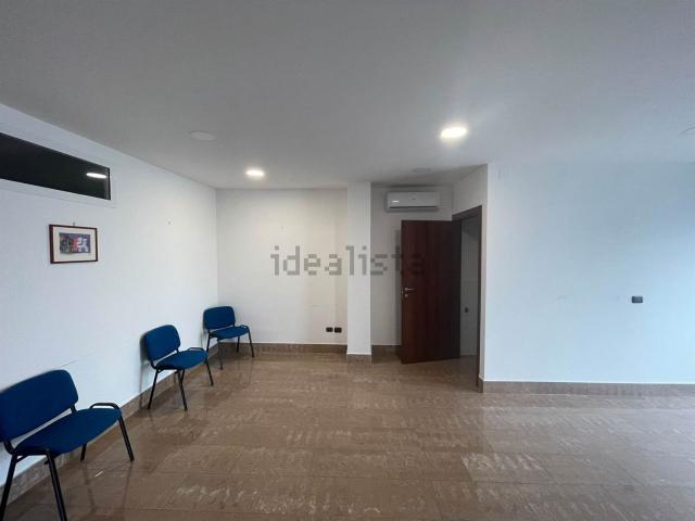 Locale Commerciale in vendita a Gauro, Montecorvino Rovella