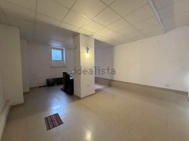Locale Commerciale in vendita a Foligno, Umbria
