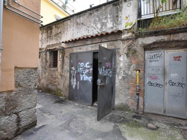 Locale Commerciale in vendita a Salerno, Campania