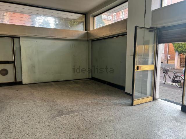 Locale Commerciale in vendita a Piacenza, Reggio Emilia