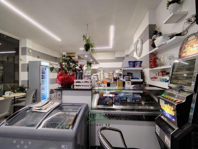 Locale Commerciale in vendita a Rosciano, Marche