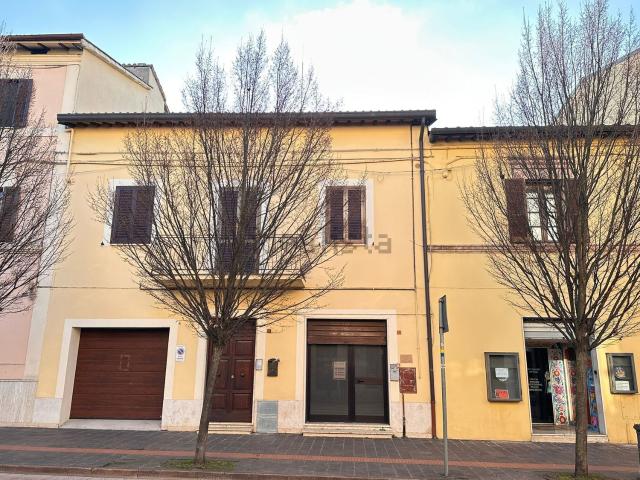 Locale Commerciale in vendita a Assisi, Umbria