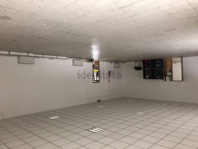 Locale Commerciale in vendita a Sud-Ovest, Brenzone