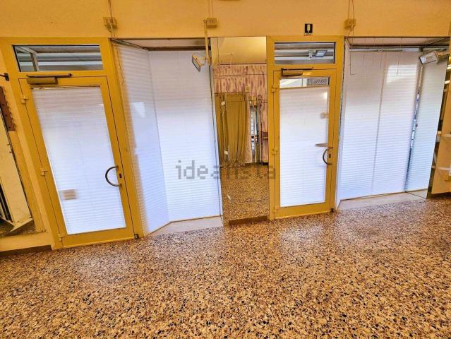Locale Commerciale in vendita a Lido di Camaiore, Camaiore