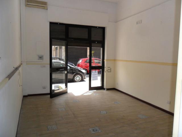 Locale Commerciale in vendita a Municipio 2, Puglia