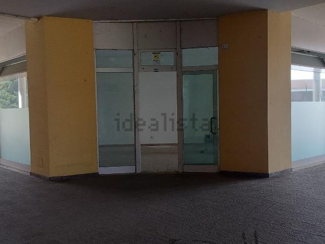 Locale Commerciale in vendita a Marche, Macerata