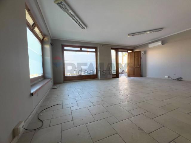 Locale Commerciale in vendita a Puglia, Brindisi