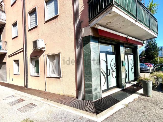 Locale Commerciale in vendita a Airuno, Lecco