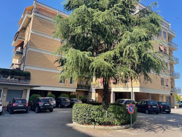 Locale Commerciale in vendita a Chiugiana, Corciano