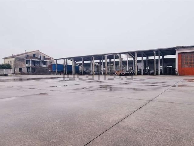 Locale Commerciale in vendita a S. Lucia, Cadeo