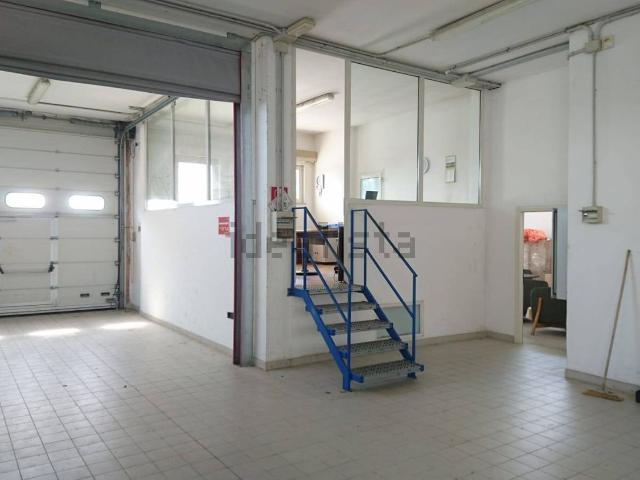 Locale Commerciale in vendita a Marche, Fermo