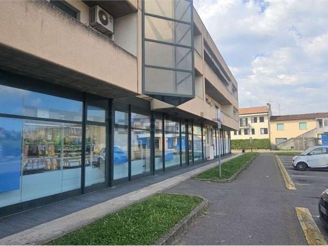 Locale Commerciale in vendita a Bussolengo, Veneto