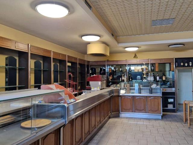 Locale Commerciale in vendita a Larciano, Castelmartini