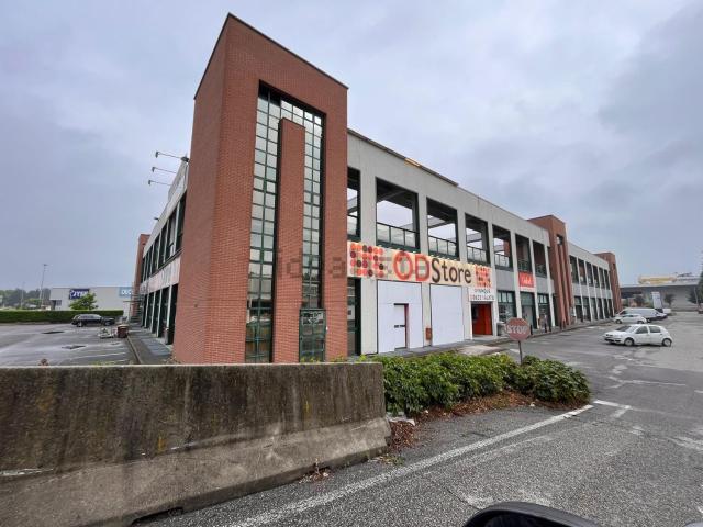 Locale Commerciale in vendita a Villaggio Sant'Andrea, Gallarate
