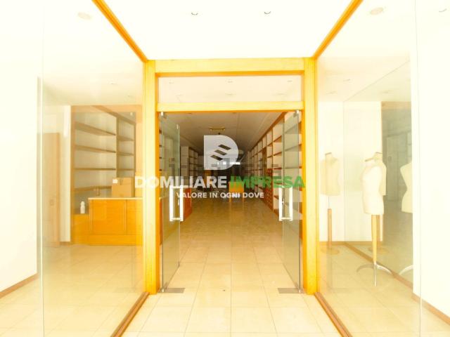 Locale Commerciale in vendita a Puglia, Lecce