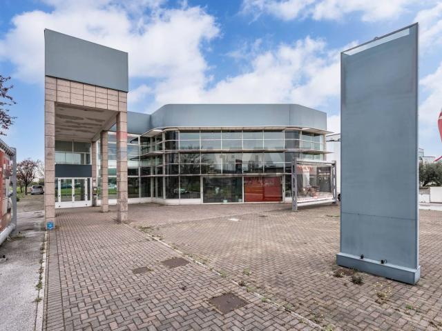 Locale Commerciale in vendita a Unione di comuni Valmarecchia, Santarcangelo Di