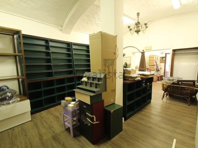 Locale Commerciale in vendita a Contrada della Lupa, Siena